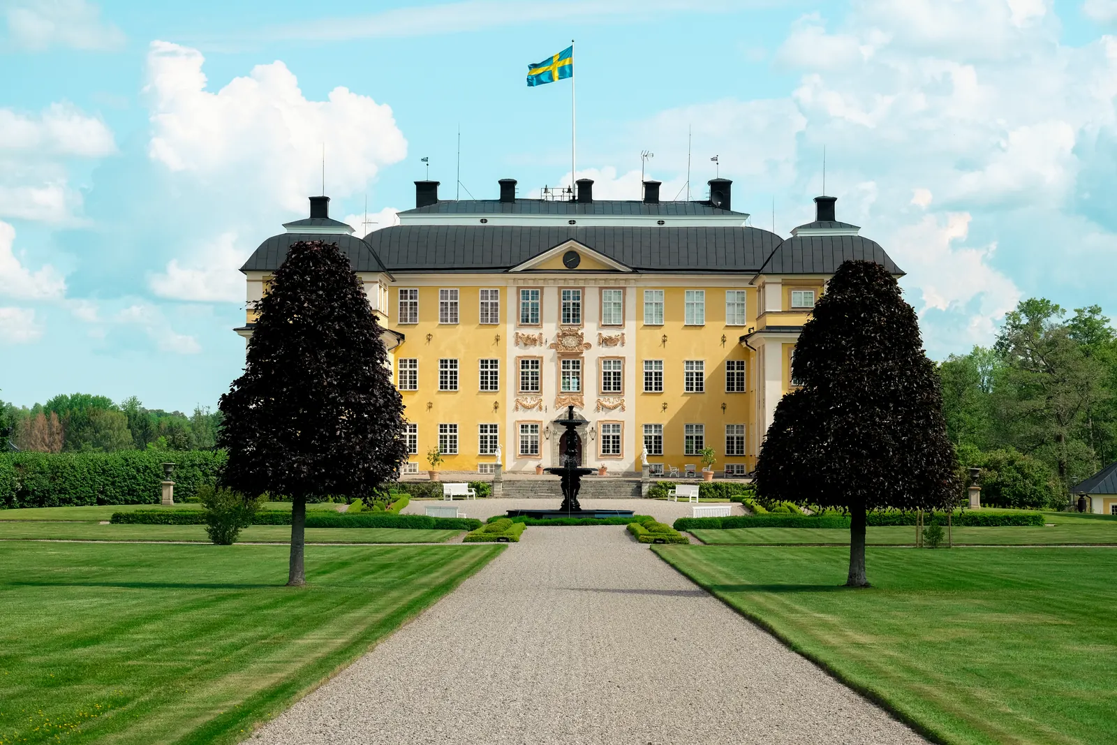 Ericsbergs slott med grusgång och grönskande slottspark i Katrineholms kommun