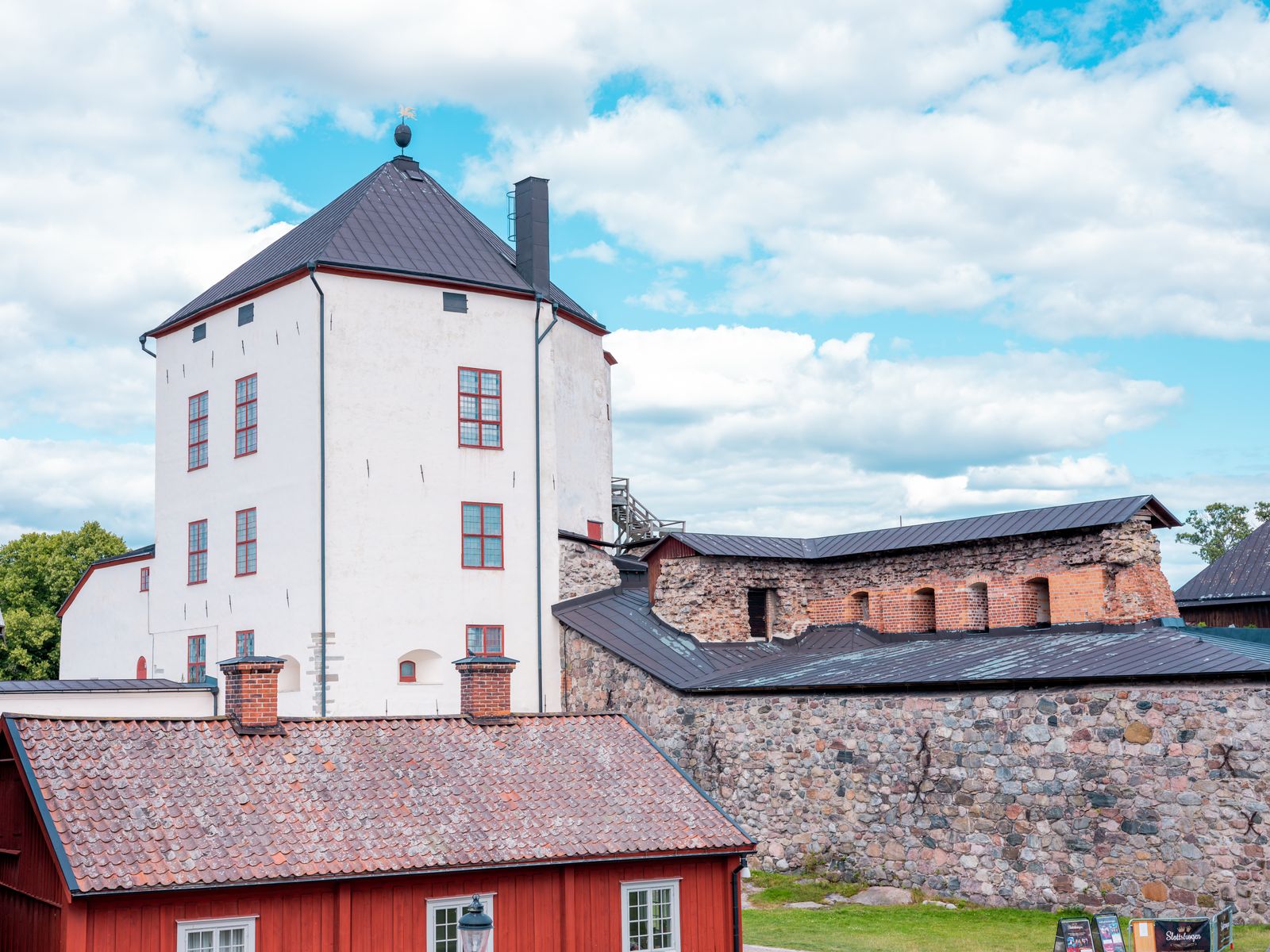 Nyköpingshus med det vita tornet och stenmurar